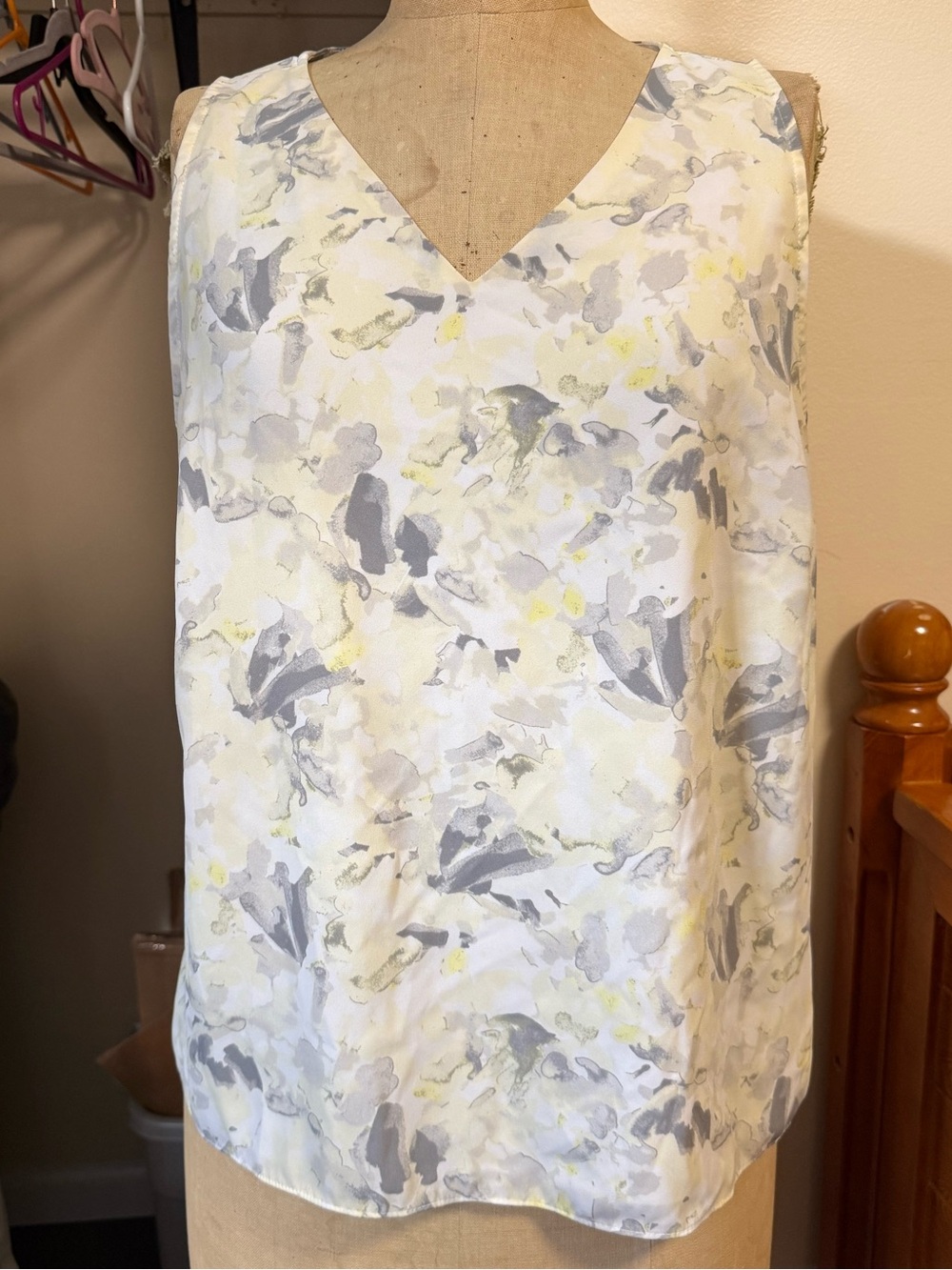 Nine West White, Gray & Yellow Floral V-Neck Business Tank